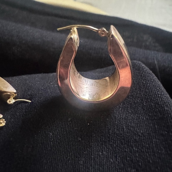 Elegant 14K Yellow Gold Hoop Earrings - Picture 3 of 3